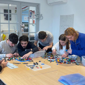 jeunes cherchant des pièces de lego pour faire une construction commune