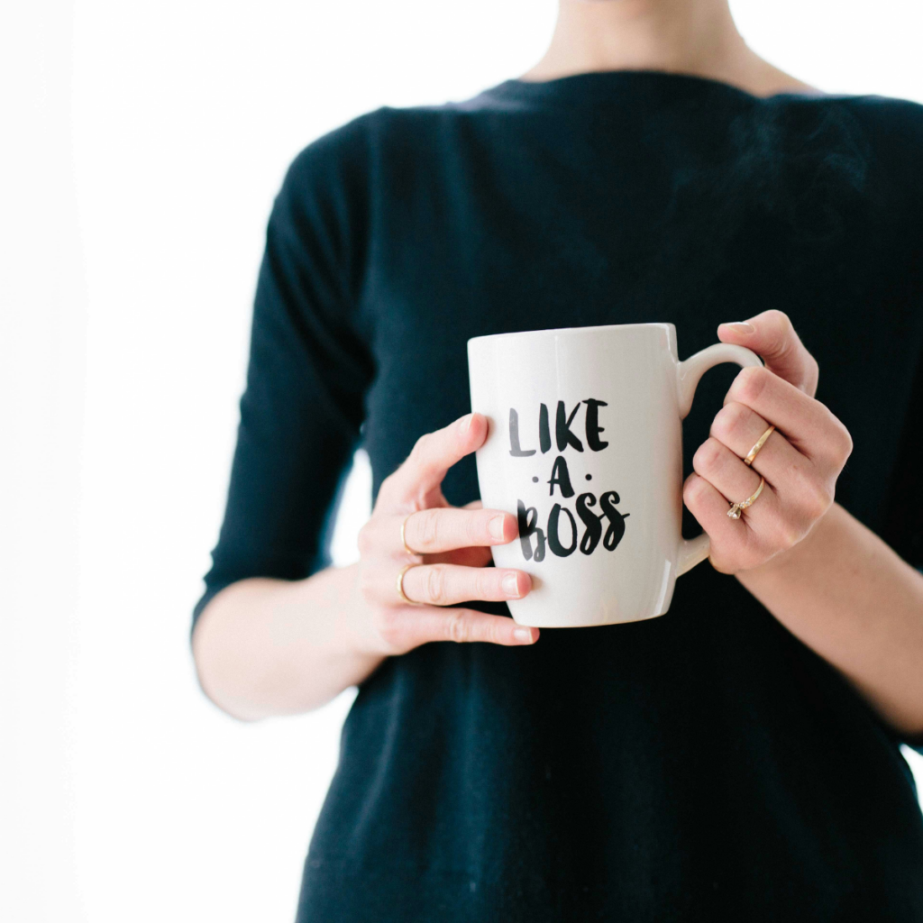Une femme avec une tasse marquée Like a Boss
